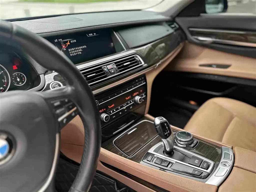 BMW 7 Series — миниатюра 14