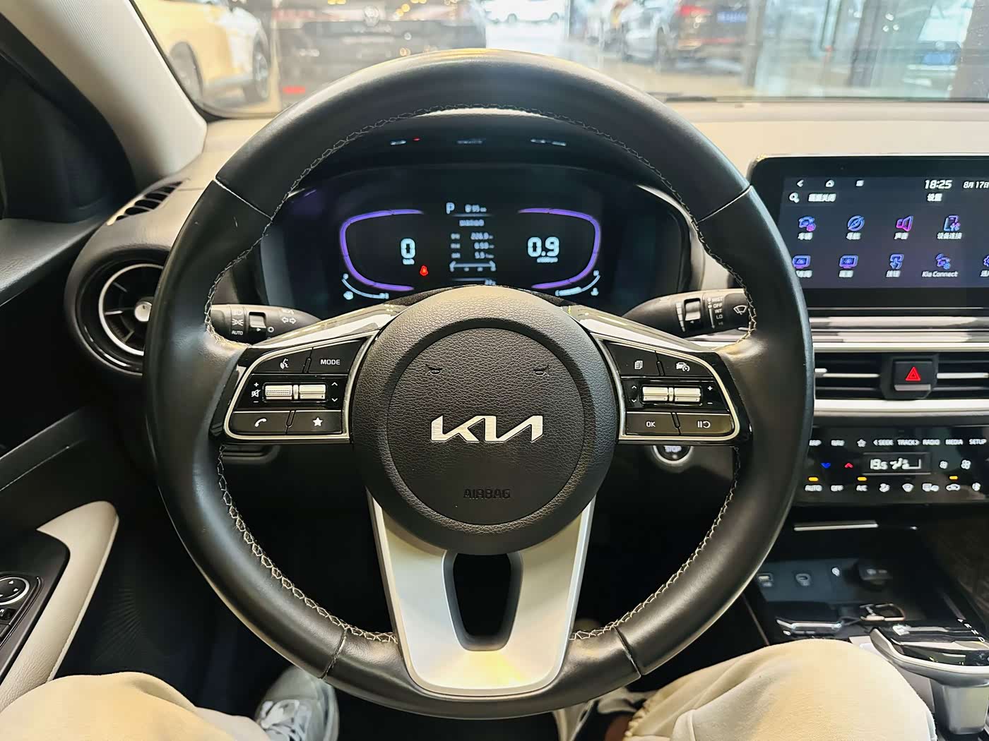 Kia K3 1.5 л 2022 г. Белый, пробег 25000 км
