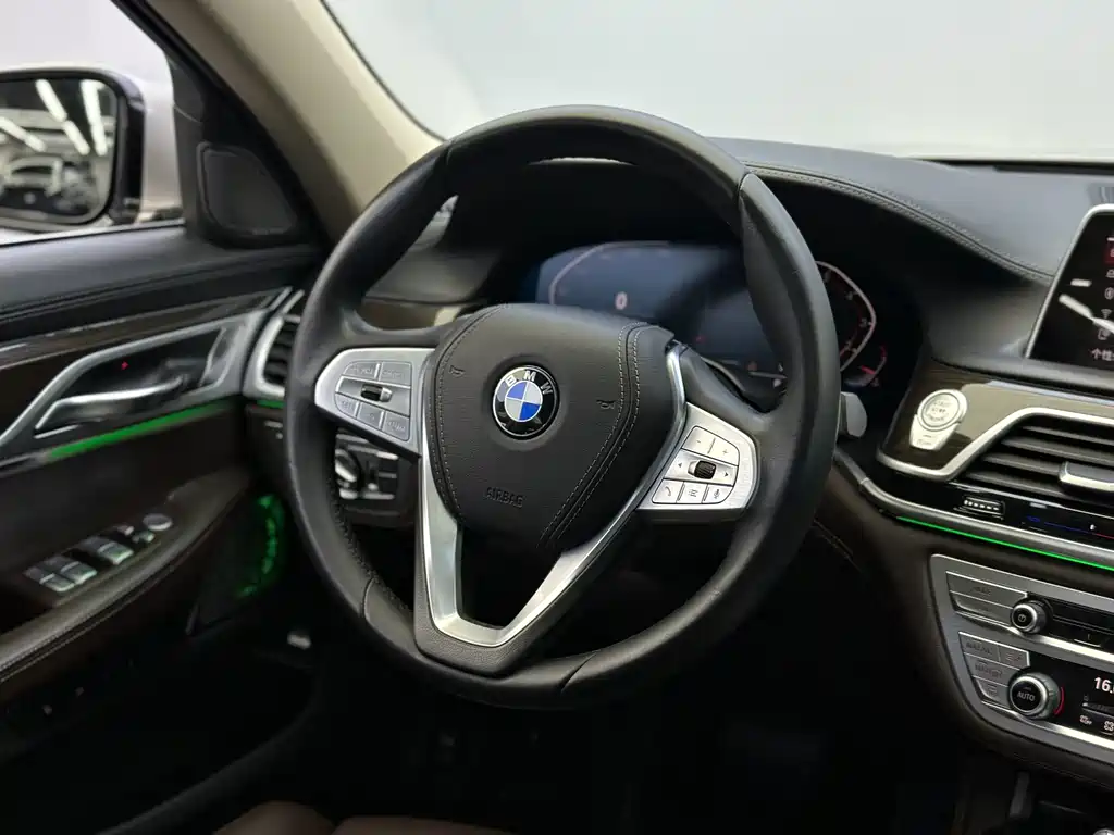 BMW 7 Series — миниатюра 4