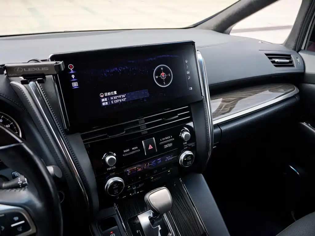 Lexus LM — миниатюра 13