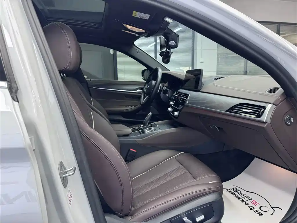 BMW 5 Series — миниатюра 10