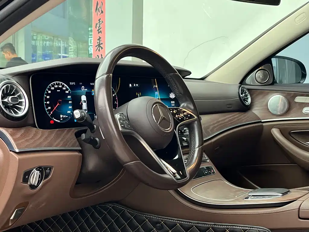 Mercedes-Benz E-Class — миниатюра 7