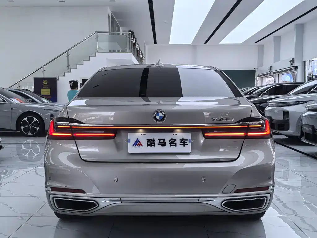 BMW 7 Series — миниатюра 13