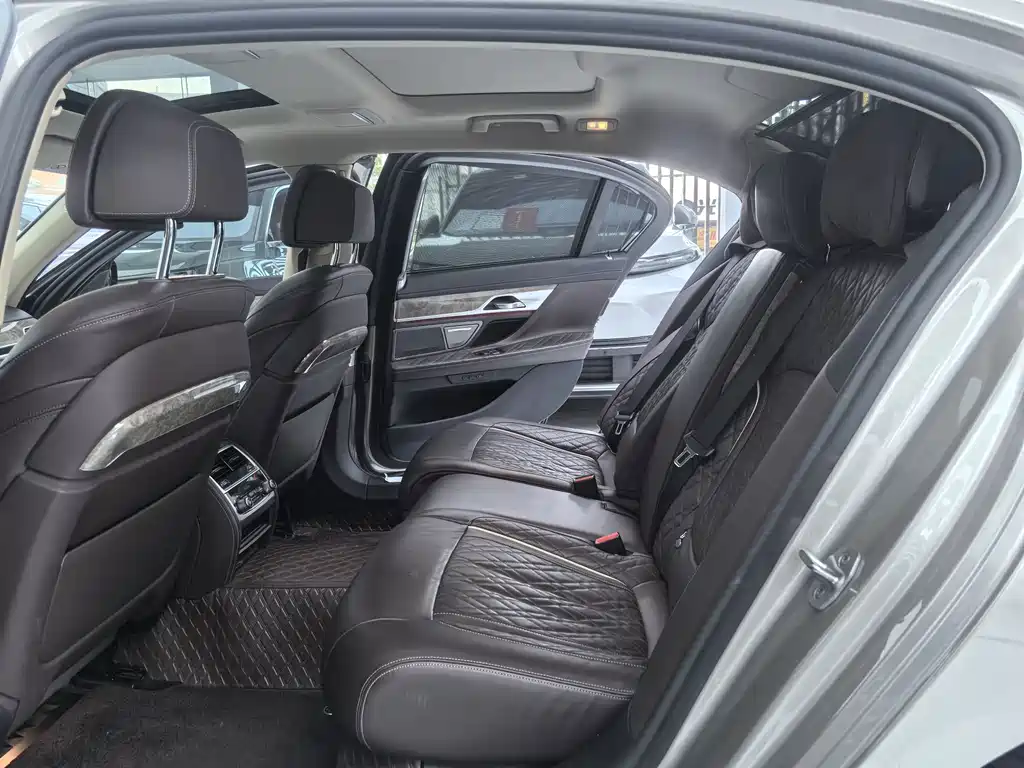 BMW 7 Series — миниатюра 10