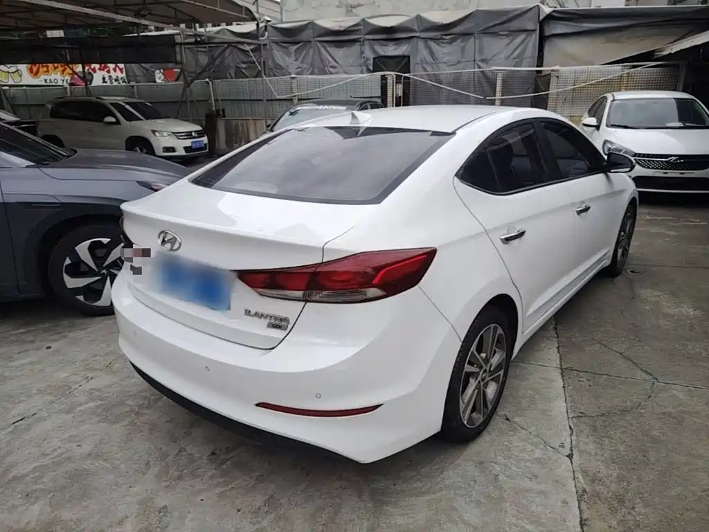 Hyundai Elantra — миниатюра 7