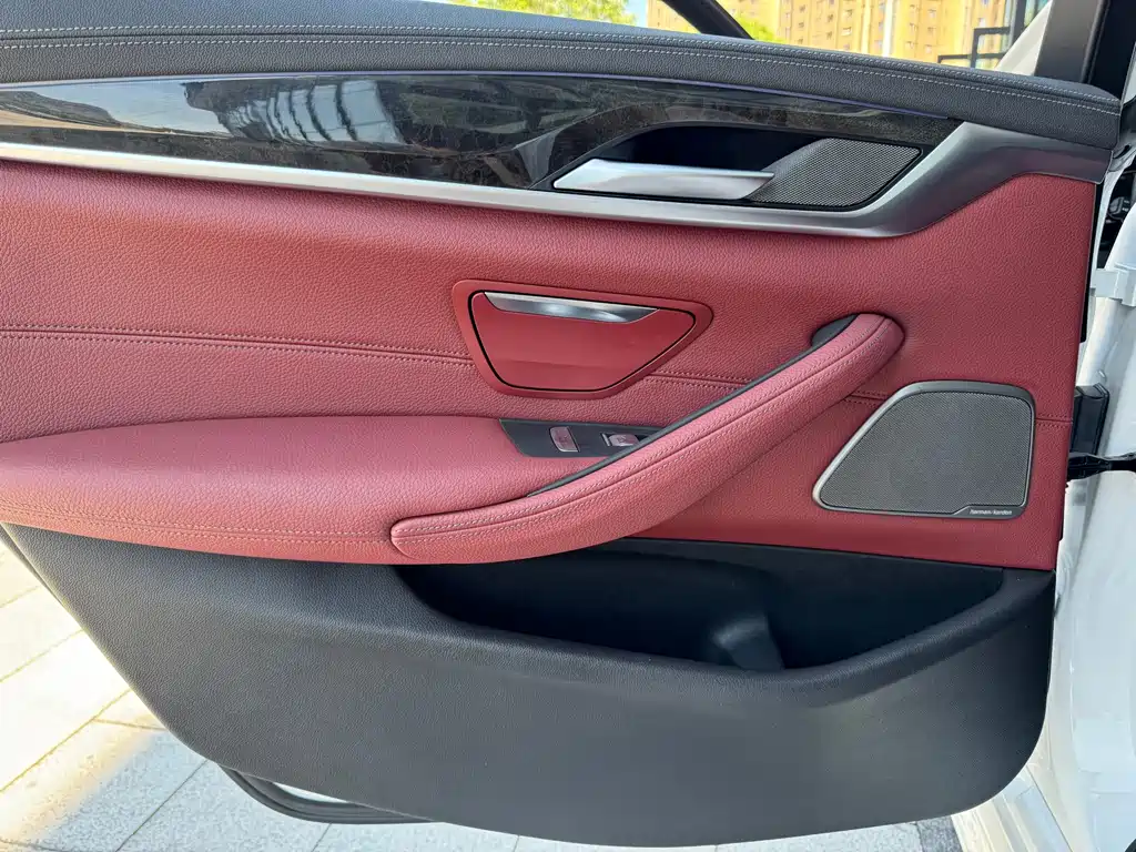 BMW 5 Series — миниатюра 9
