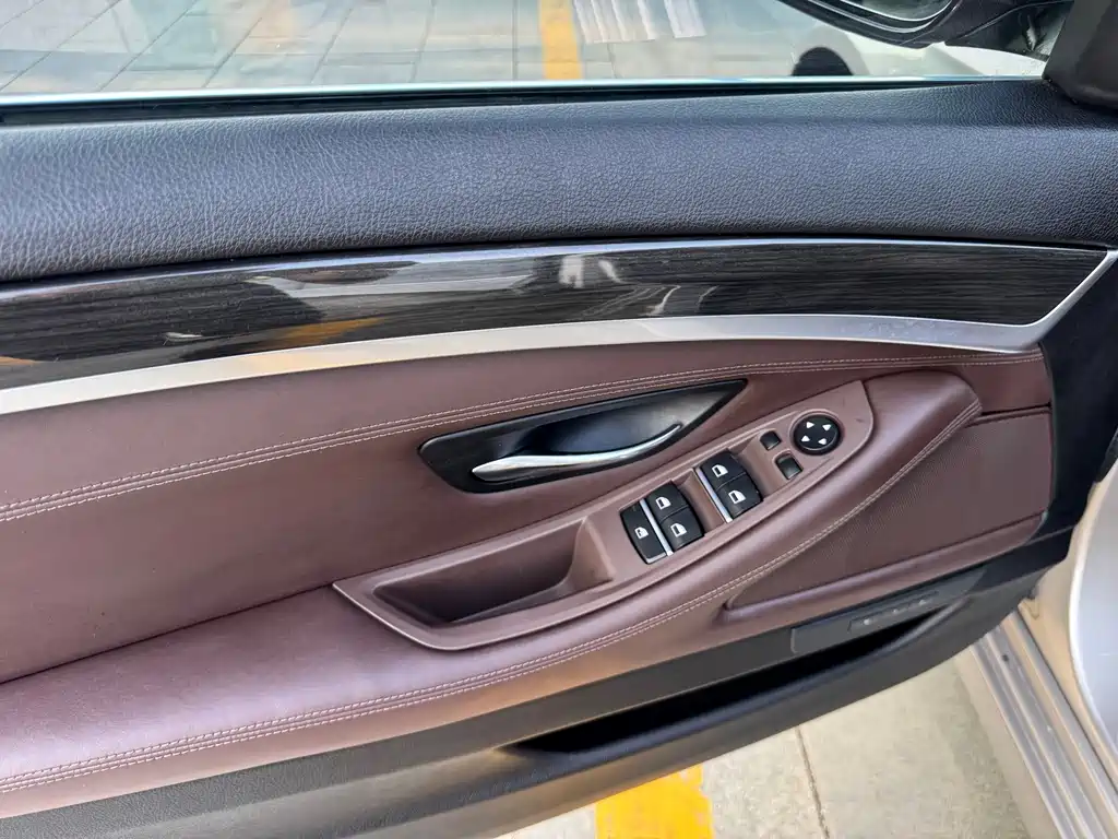 BMW 5 Series — миниатюра 9