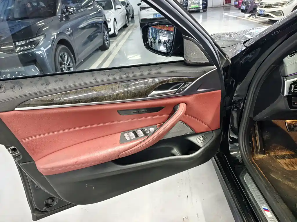 BMW 5 Series — миниатюра 11