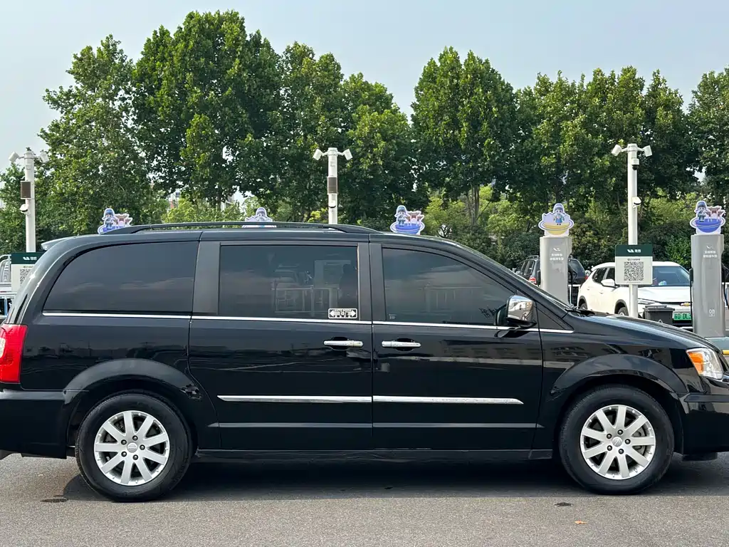 Chrysler Grand Voyager (Import) — миниатюра 7