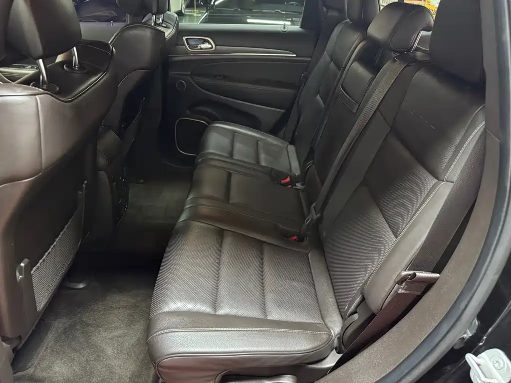Jeep Grand Cherokee (Import) — миниатюра 38