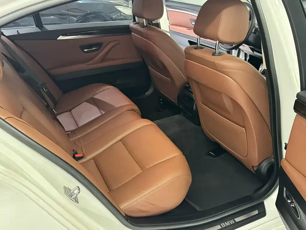 BMW 5 Series — миниатюра 10