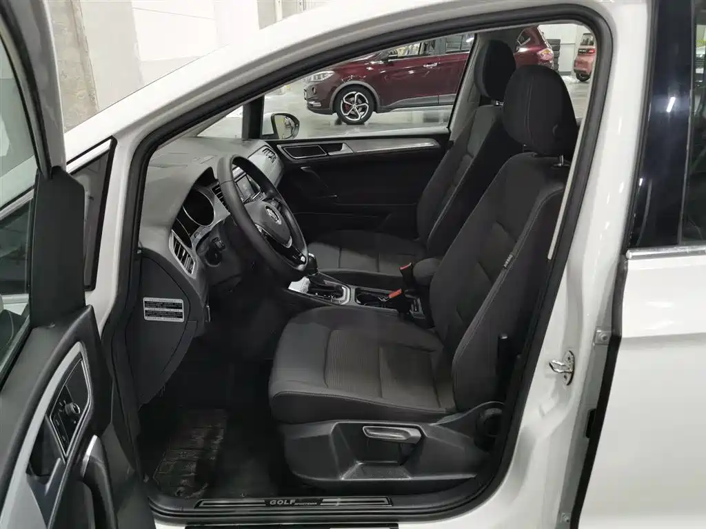 Volkswagen Golf · 2016 230TSI AT