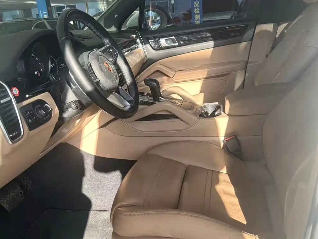 Porsche Cayenne — миниатюра 7