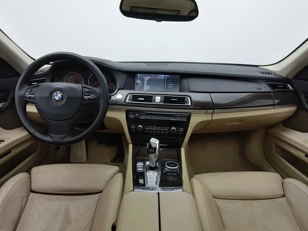 BMW 7 Series — миниатюра 5