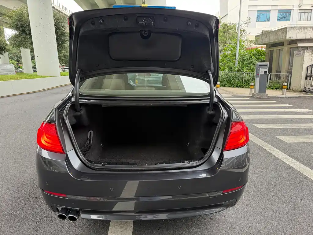 BMW 5 Series — миниатюра 12