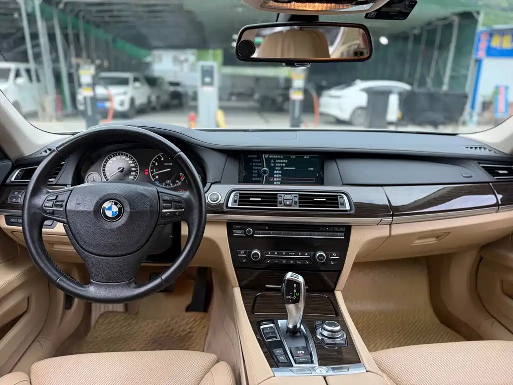 BMW 7 Series — миниатюра 3
