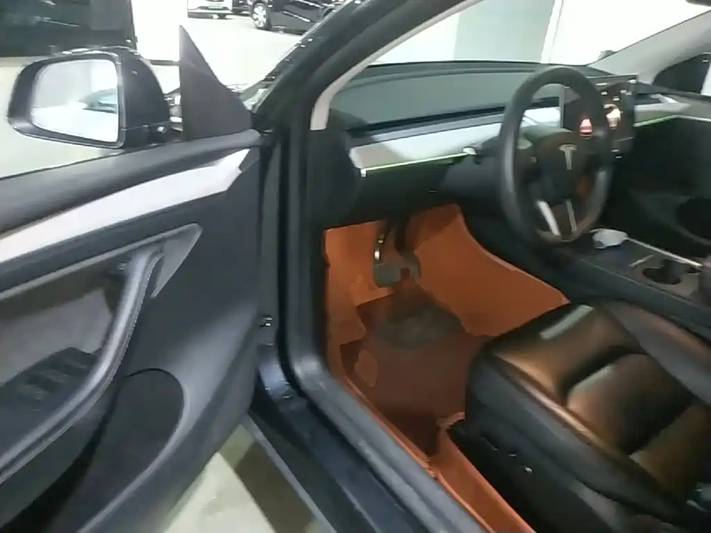 Tesla Model Y — миниатюра 16