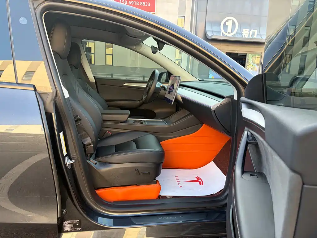 Tesla Model Y — миниатюра 12