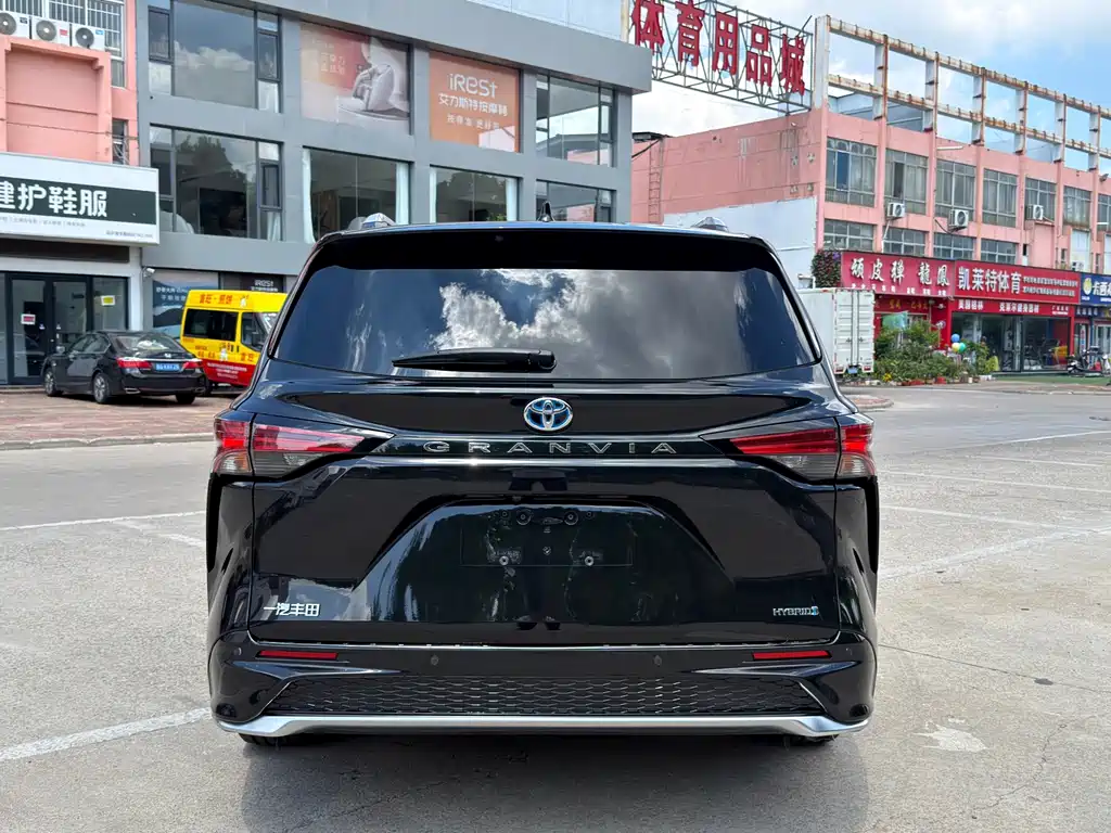 Toyota Granvia 2.5L Hybrid Premium PLUS Edition, фото 13