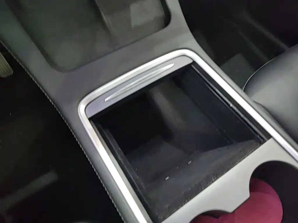Tesla Model Y — миниатюра 13