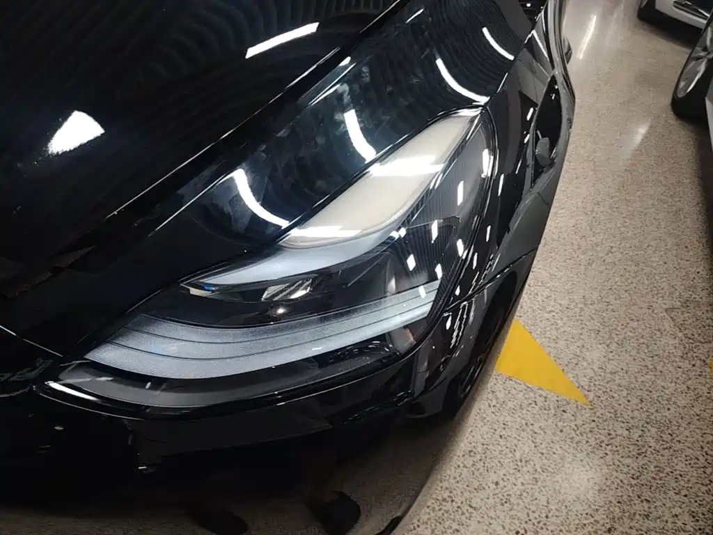 Tesla Model Y — миниатюра 24
