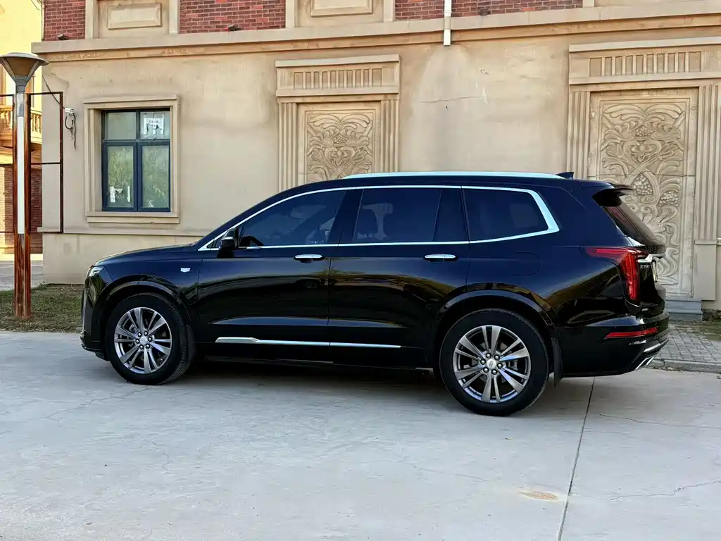 CADILLAC XT6