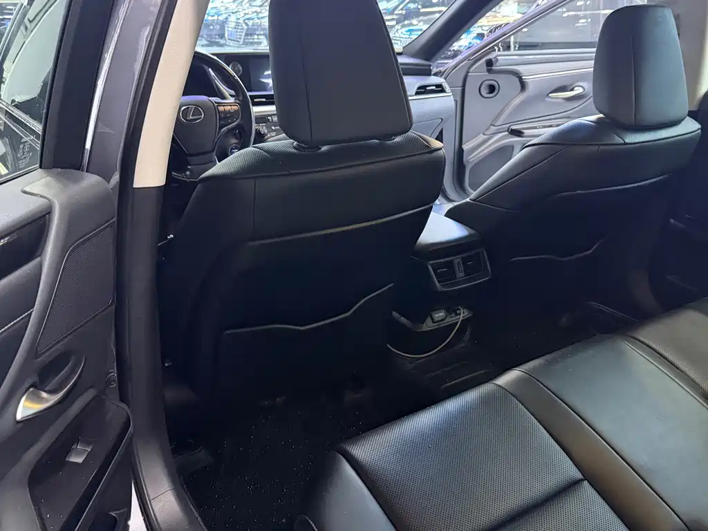 Lexus ES 2020 300h V