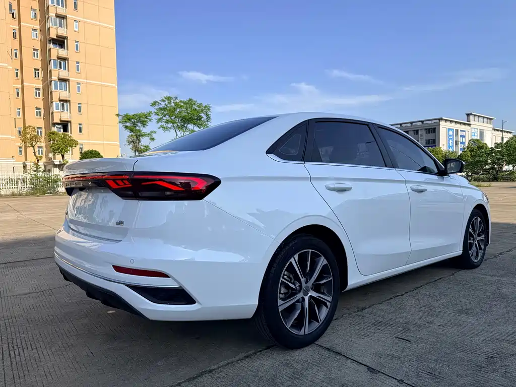 Geely Emgrand 2022 4 1.5L CVT Flagship