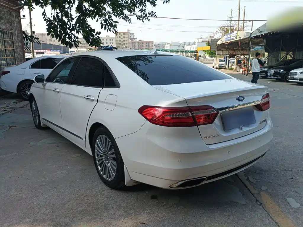 Ford Taurus — миниатюра 5
