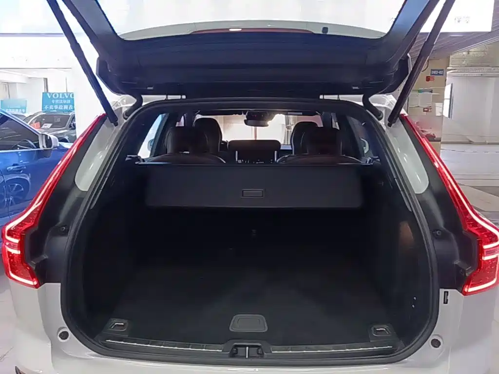 Volvo XC60 PHEV — миниатюра 19