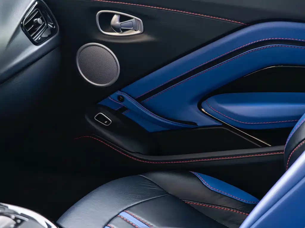 Aston Martin V8 Vantage — миниатюра 13