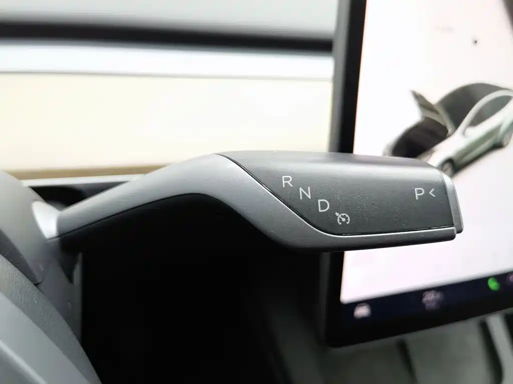Tesla Model Y — миниатюра 13