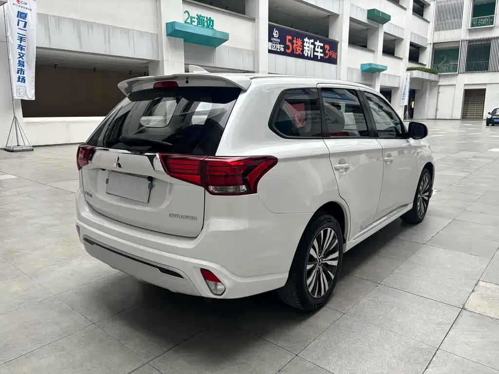 MITSUBISHI OUTLANDER