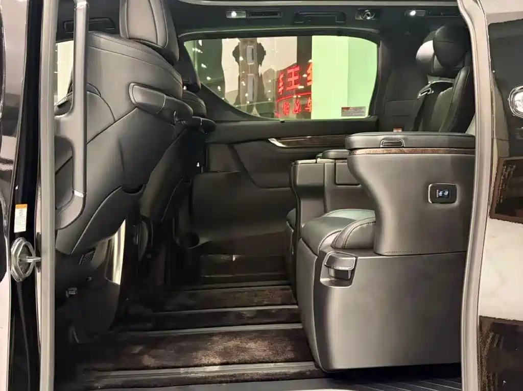 Toyota Alphard — миниатюра 13