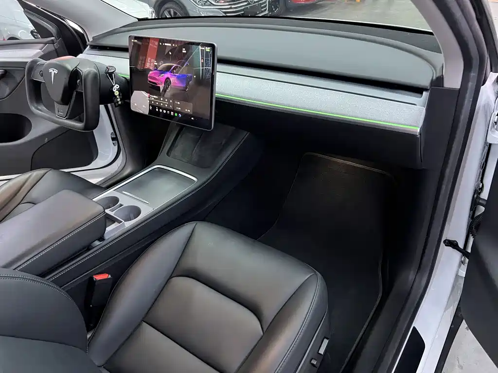 Tesla Model Y — миниатюра 8