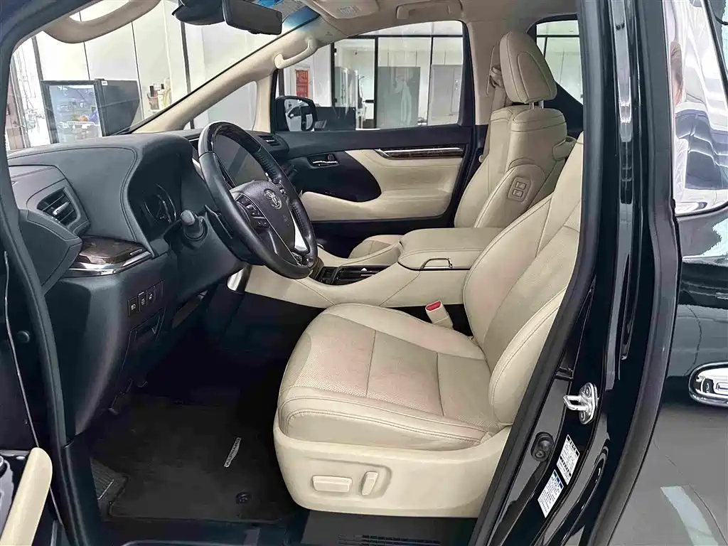 Toyota Alphard — миниатюра 13
