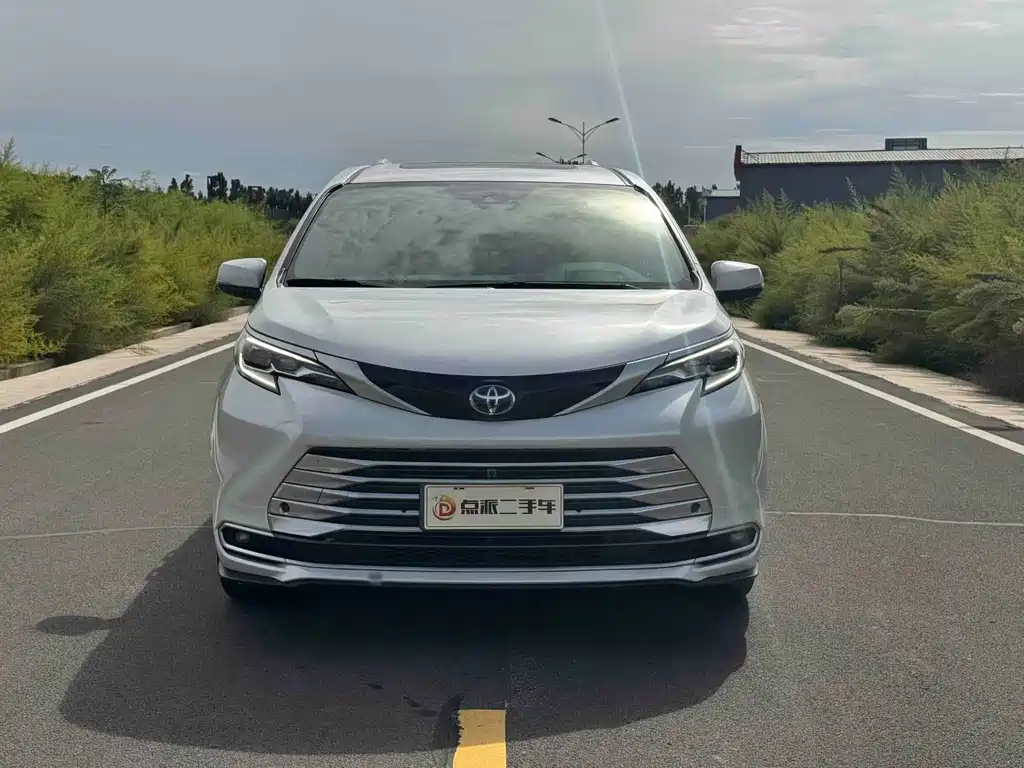 Toyota Sienna — миниатюра 2
