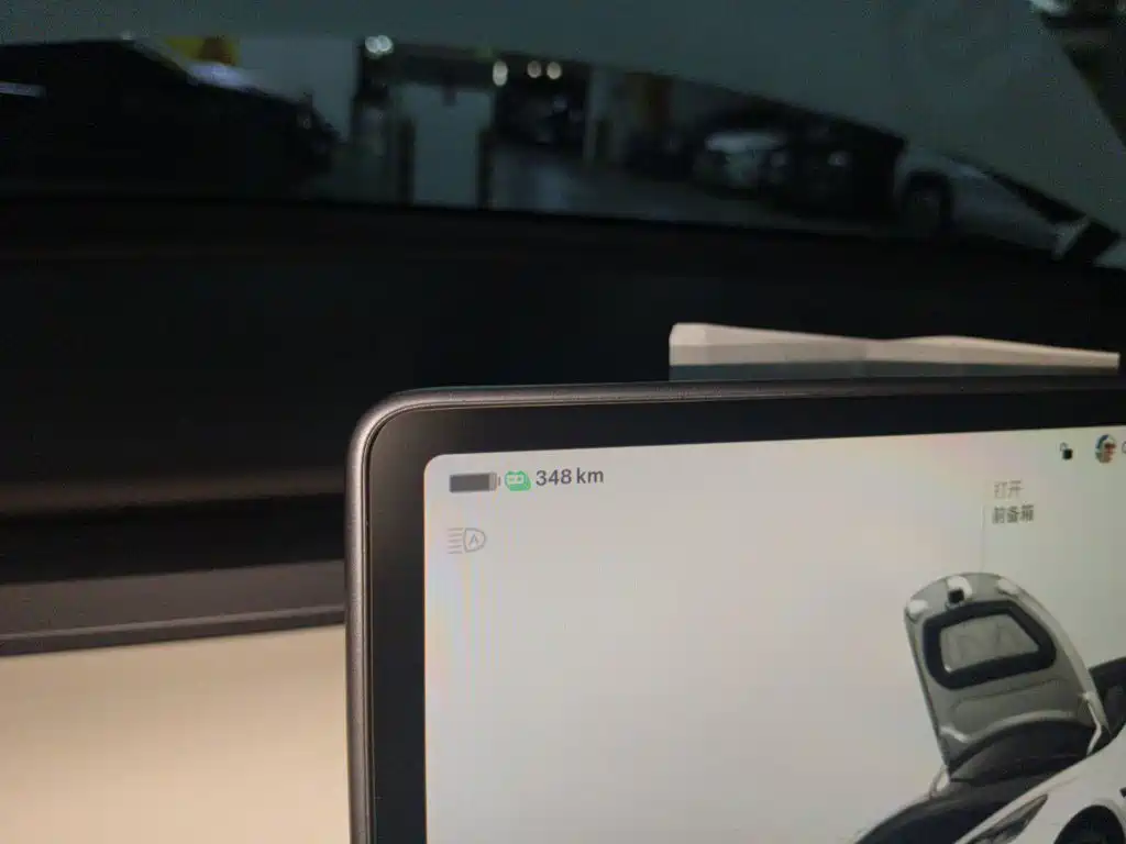 Tesla Model Y — миниатюра 12