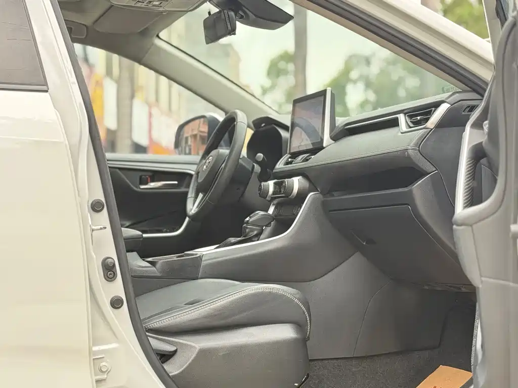 Toyota RAV4 — миниатюра 7