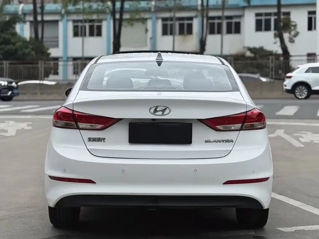 Hyundai Elantra — миниатюра 8