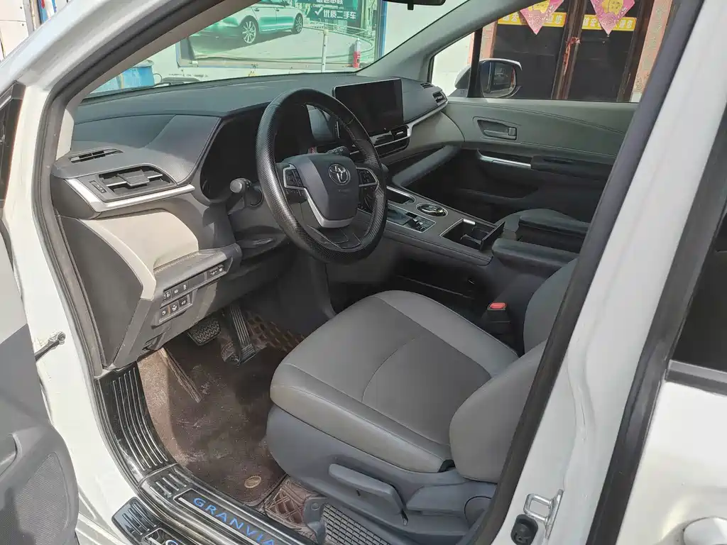 Toyota Granvia — миниатюра 2