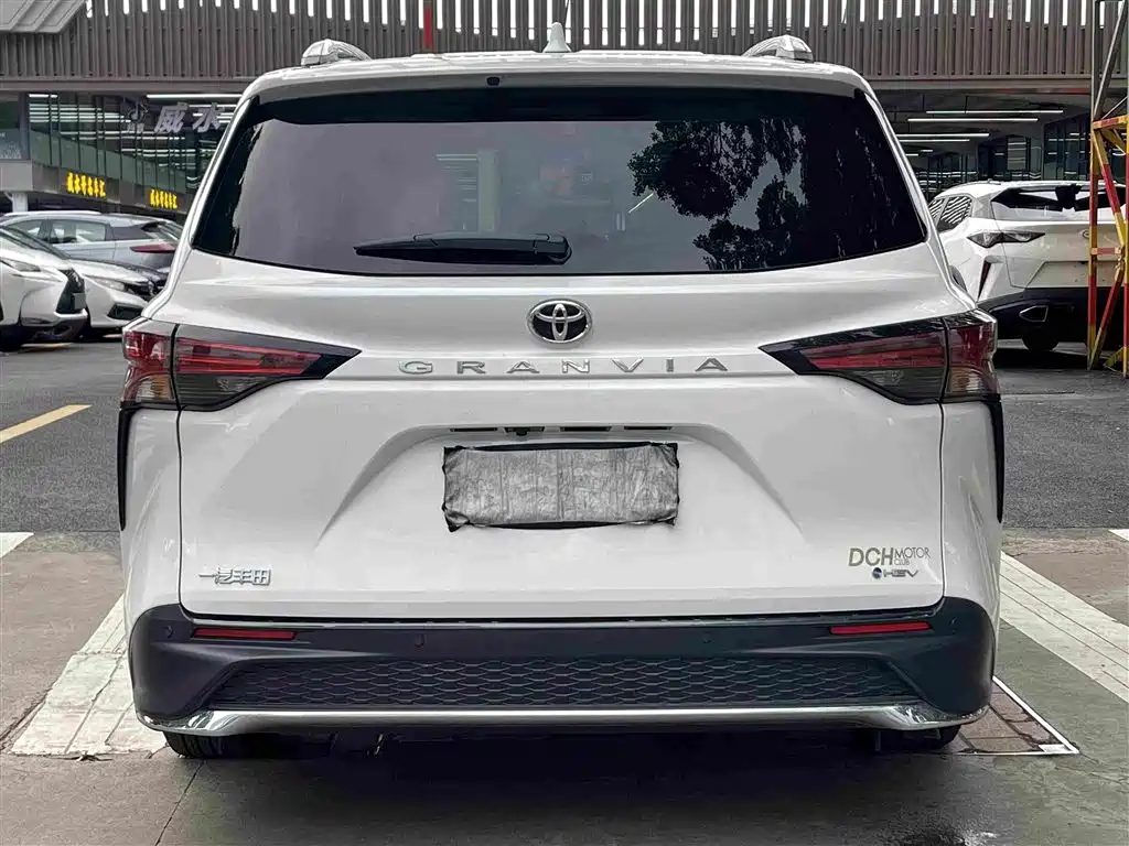 Toyota Granvia — миниатюра 6