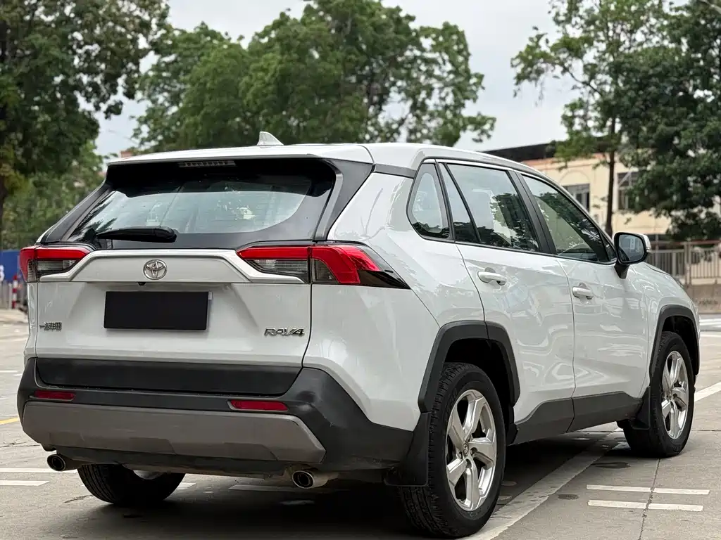 Toyota RAV4 — миниатюра 10