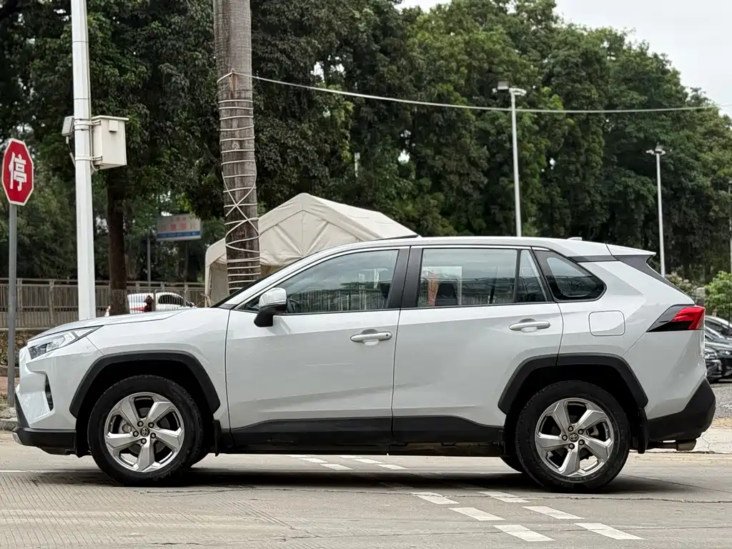 Toyota RAV4 — миниатюра 12
