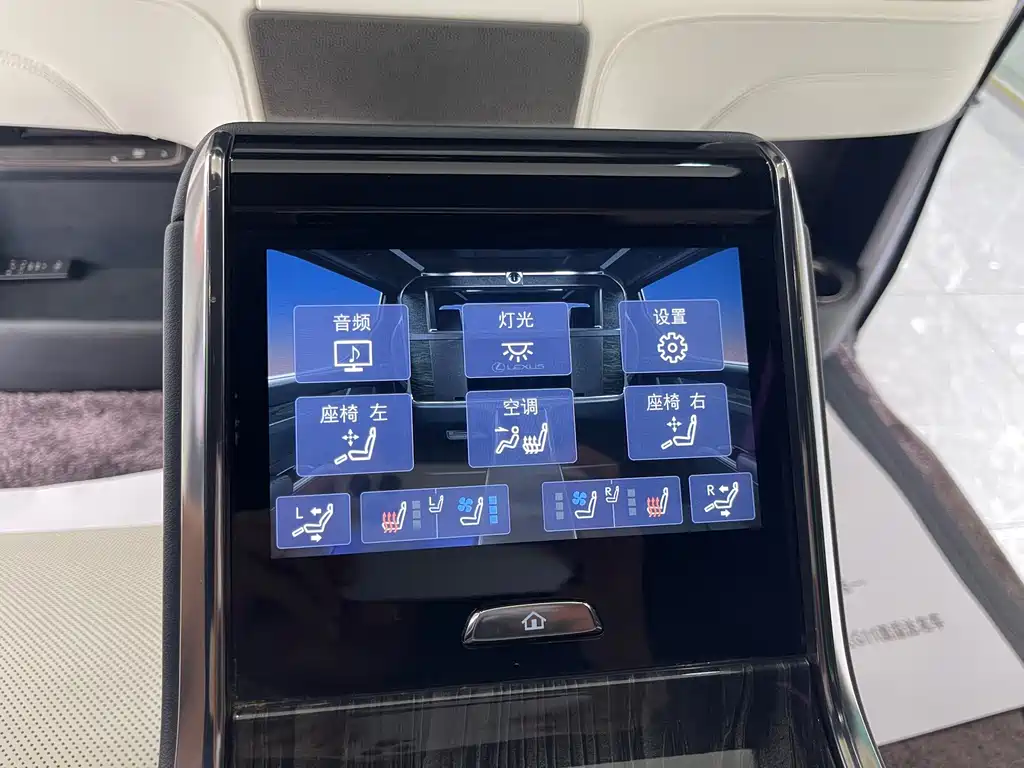 Lexus LM — миниатюра 12