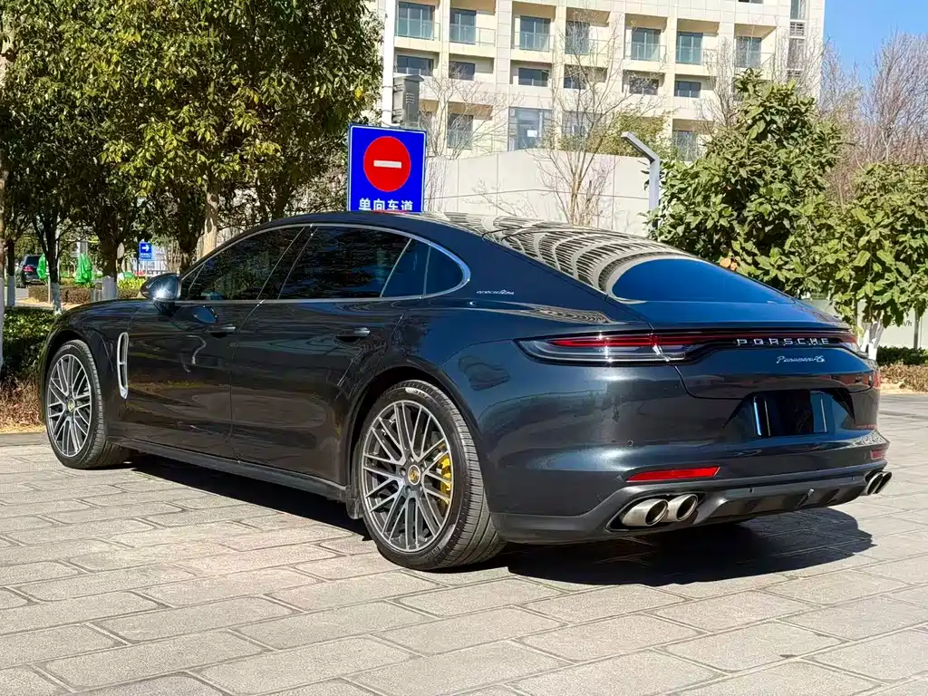 PORSCHE PANAMERA