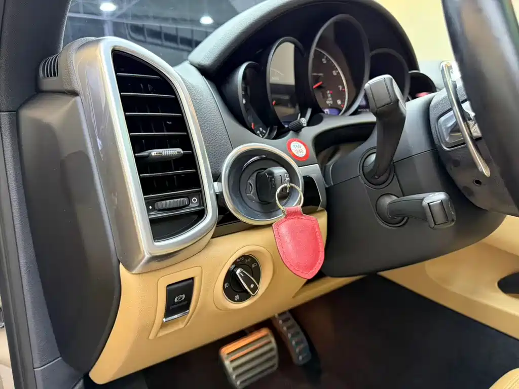 Porsche Cayenne — миниатюра 7