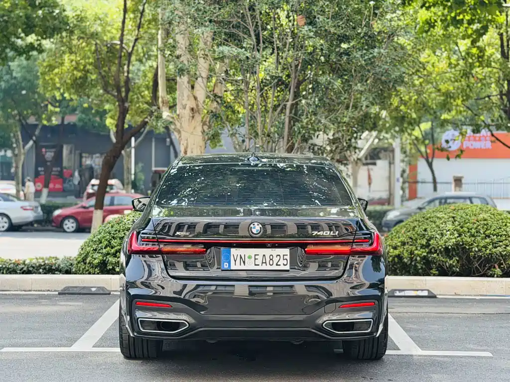 BMW 7 Series — миниатюра 13