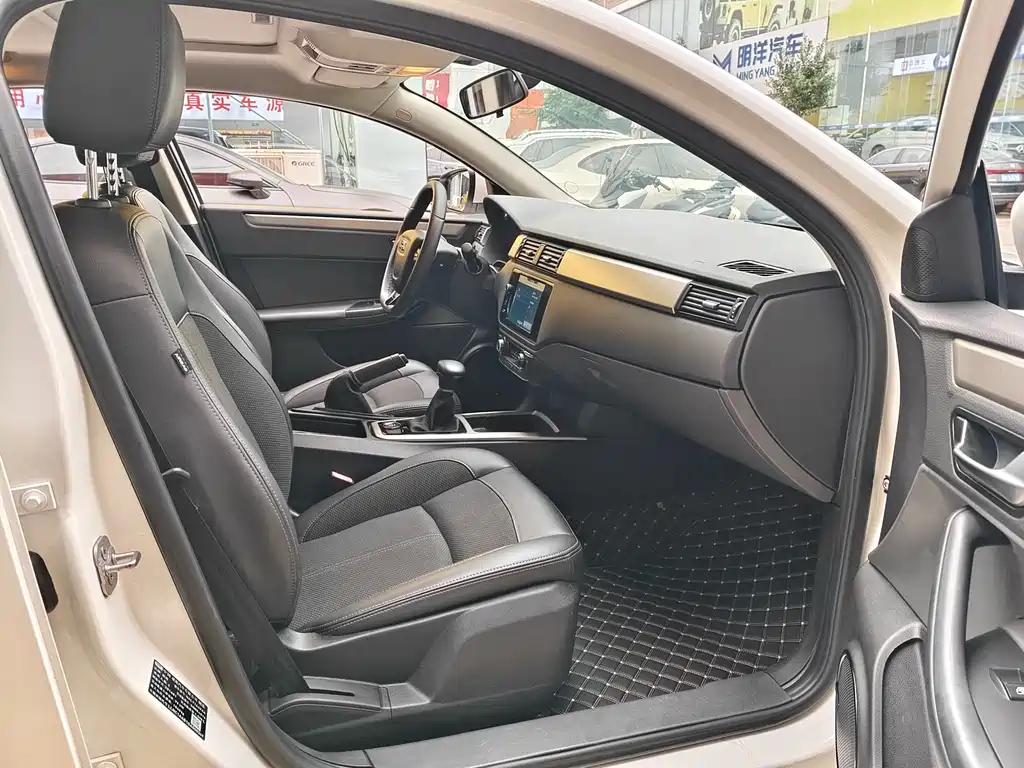 Qoros Qoros 3 — миниатюра 8