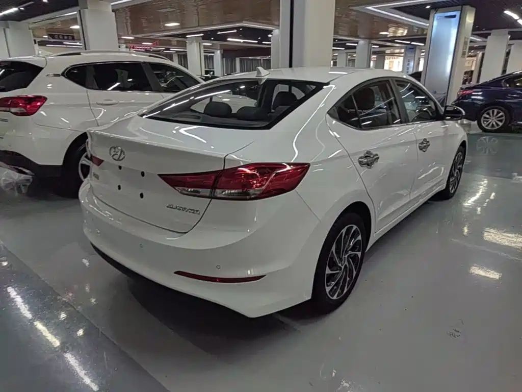Hyundai Elantra — миниатюра 7